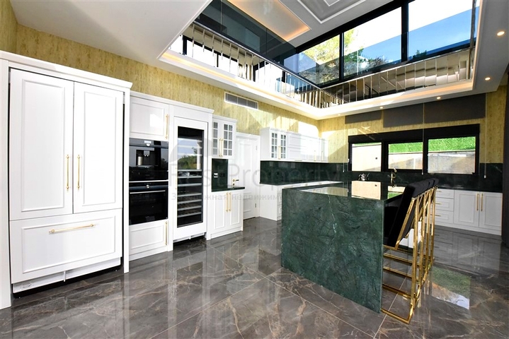 للباحثين عن التميز والفخامة - فيلا قيد الانشاء بموقع ومواصفات عالية - في كارجي جاك / الانيا 