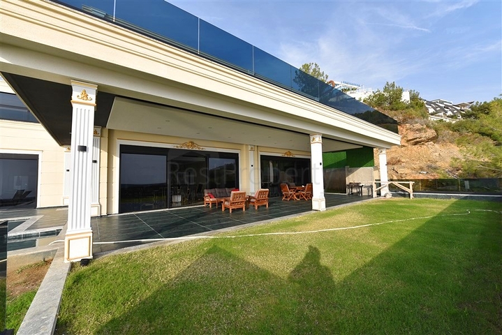 للباحثين عن التميز والفخامة - فيلا قيد الانشاء بموقع ومواصفات عالية - في كارجي جاك / الانيا 