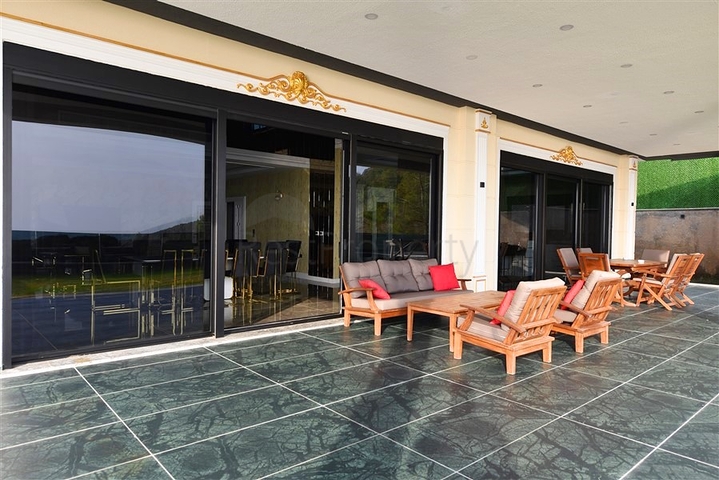 للباحثين عن التميز والفخامة - فيلا قيد الانشاء بموقع ومواصفات عالية - في كارجي جاك / الانيا 