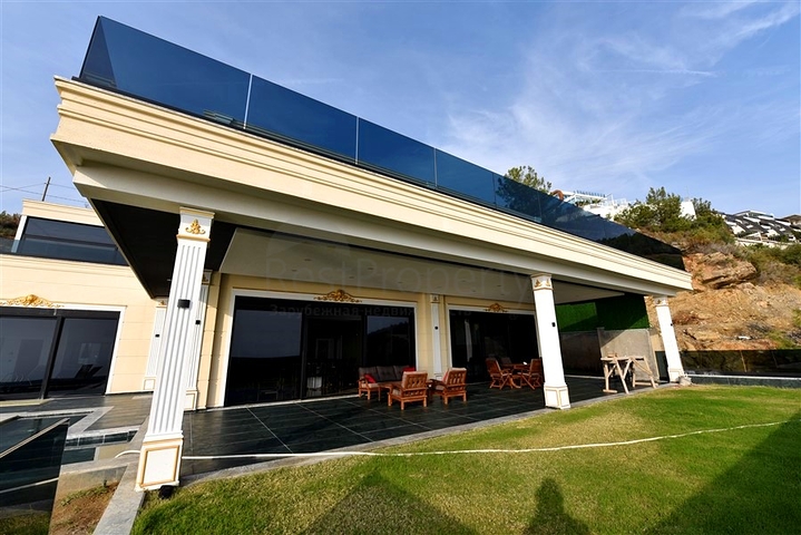 للباحثين عن التميز والفخامة - فيلا قيد الانشاء بموقع ومواصفات عالية - في كارجي جاك / الانيا 