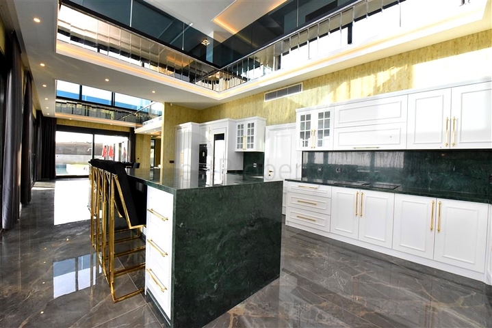 للباحثين عن التميز والفخامة - فيلا قيد الانشاء بموقع ومواصفات عالية - في كارجي جاك / الانيا 