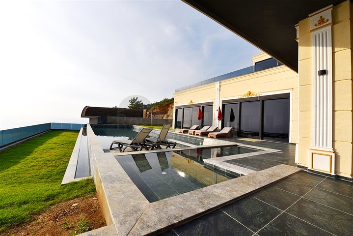 للباحثين عن التميز والفخامة - فيلا قيد الانشاء بموقع ومواصفات عالية - في كارجي جاك / الانيا 