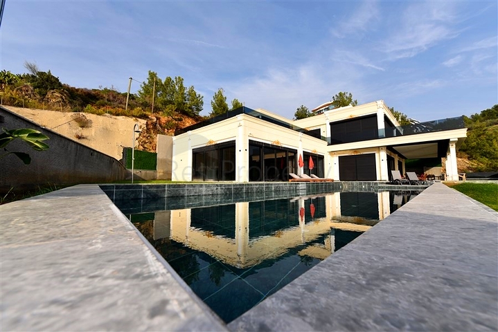 للباحثين عن التميز والفخامة - فيلا قيد الانشاء بموقع ومواصفات عالية - في كارجي جاك / الانيا 