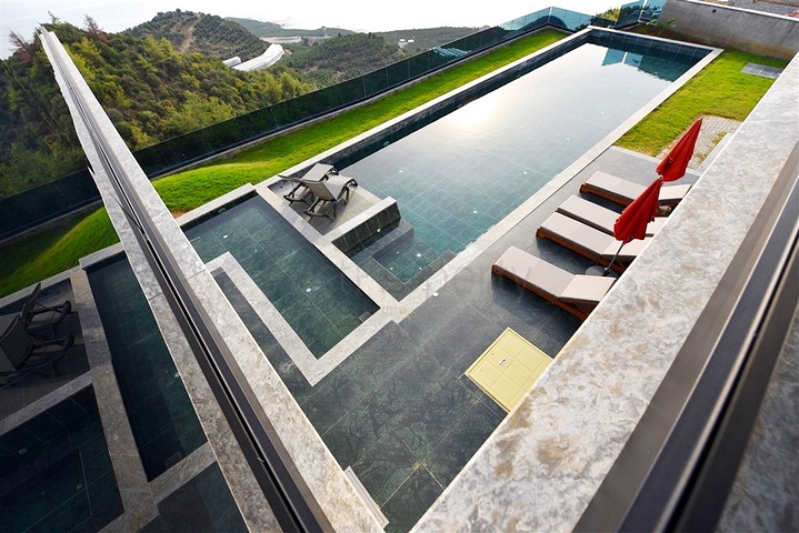 للباحثين عن التميز والفخامة - فيلا قيد الانشاء بموقع ومواصفات عالية - في كارجي جاك / الانيا 