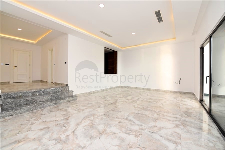 للباحثين عن التميز والفخامة - فيلا قيد الانشاء بموقع ومواصفات عالية - في كارجي جاك / الانيا 