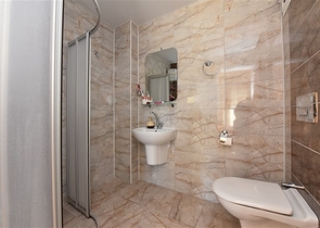 شقة غرفتين وصالة - مطبخ منفصل - بناء جديد -في منطقة اكورجلار  / الانيا 