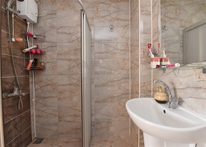 شقة غرفتين وصالة - مطبخ منفصل - بناء جديد -في منطقة اكورجلار  / الانيا 