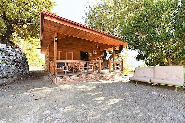 منزل خشبي مميز بين احضان الطبيعة - مع ارض زراعية مساحة 4 دونم ونصف -في ديمرتاش / الانيا 