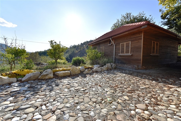 منزل خشبي مميز بين احضان الطبيعة - مع ارض زراعية مساحة 4 دونم ونصف -في ديمرتاش / الانيا 