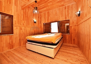 منزل خشبي مميز بين احضان الطبيعة - مع ارض زراعية مساحة 4 دونم ونصف -في ديمرتاش / الانيا 