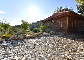 منزل خشبي مميز بين احضان الطبيعة - مع ارض زراعية مساحة 4 دونم ونصف -في ديمرتاش / الانيا 