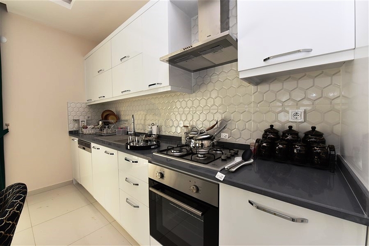 ضمن مجمع سكني حديث - قريب من البحر - شقة غرفتين وصالة في منطقة كارجي جاك / الانيا 