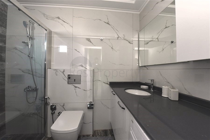 ضمن مجمع سكني حديث - قريب من البحر - شقة غرفتين وصالة في منطقة كارجي جاك / الانيا 