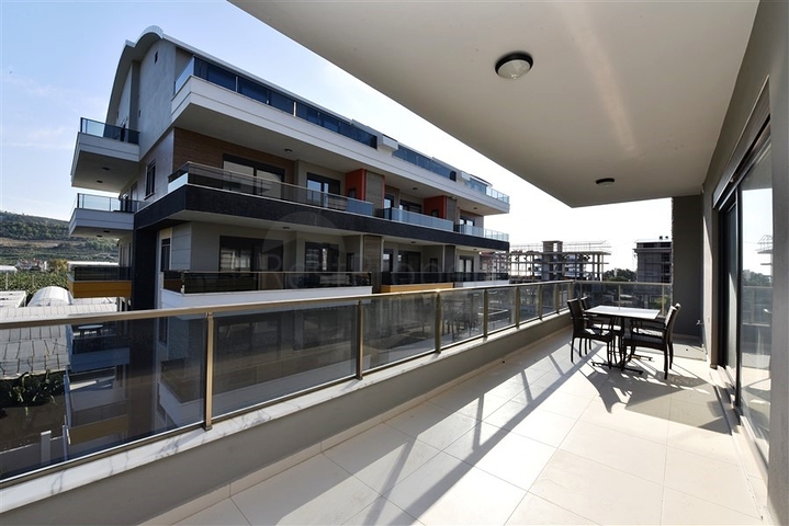 ضمن مجمع سكني حديث - قريب من البحر - شقة غرفتين وصالة في منطقة كارجي جاك / الانيا 