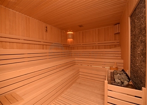 ضمن مجمع سكني حديث - قريب من البحر - شقة غرفتين وصالة في منطقة كارجي جاك / الانيا 