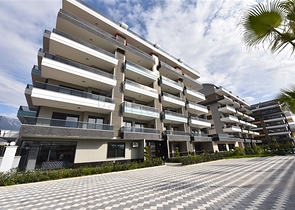 ضمن مجمع سكني حديث - قريب من البحر - شقة غرفتين وصالة في منطقة كارجي جاك / الانيا 