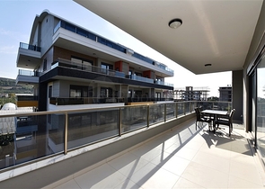 ضمن مجمع سكني حديث - قريب من البحر - شقة غرفتين وصالة في منطقة كارجي جاك / الانيا 