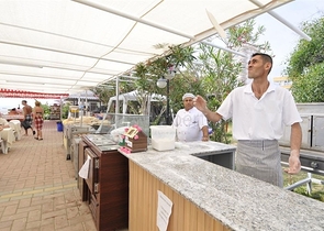 فندق للبيع - على البحر مباشرة - في مهموتلار / الانيا 