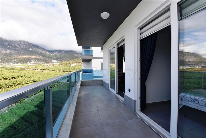 ضمن مجمع يضم كافة الخدمات - شقة مؤثثة من تصميم غرفة وصالة - في مهموتلار / الانيا 