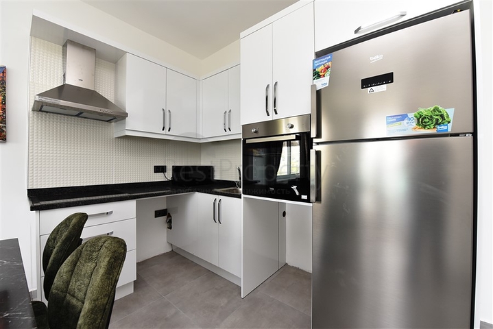 ضمن مجمع يضم كافة الخدمات - شقة مؤثثة من تصميم غرفة وصالة - في مهموتلار / الانيا 