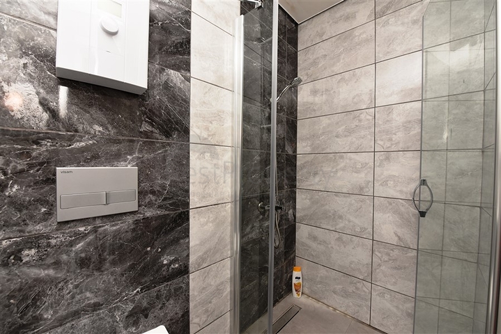 ضمن مجمع يضم كافة الخدمات - شقة مؤثثة من تصميم غرفة وصالة - في مهموتلار / الانيا 