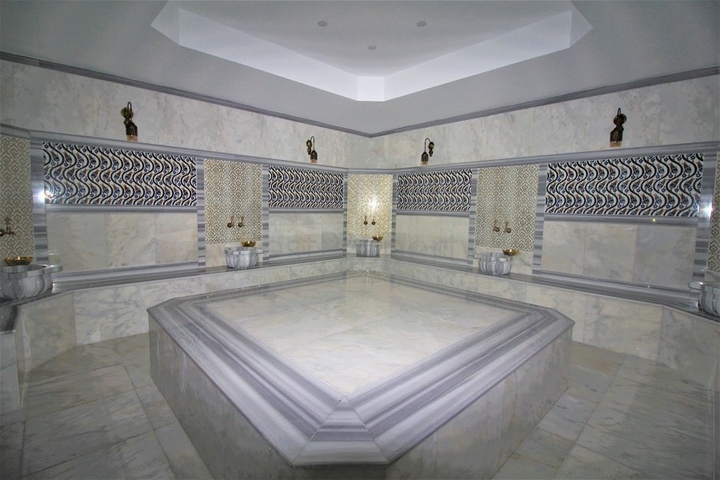 ضمن مجمع يضم كافة الخدمات - شقة مؤثثة من تصميم غرفة وصالة - في مهموتلار / الانيا 