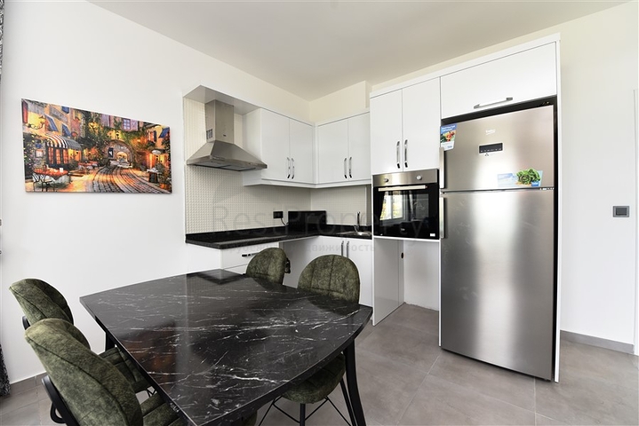 ضمن مجمع يضم كافة الخدمات - شقة مؤثثة من تصميم غرفة وصالة - في مهموتلار / الانيا 