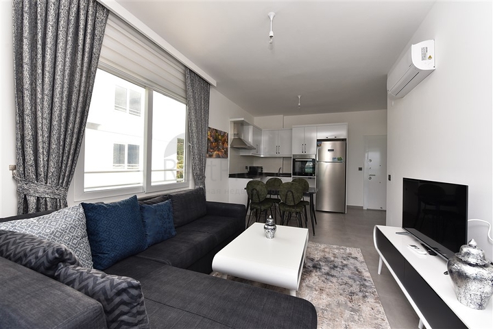 ضمن مجمع يضم كافة الخدمات - شقة مؤثثة من تصميم غرفة وصالة - في مهموتلار / الانيا 