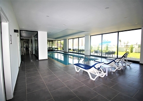 ضمن مجمع يضم كافة الخدمات - شقة مؤثثة من تصميم غرفة وصالة - في مهموتلار / الانيا 