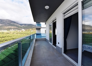 ضمن مجمع يضم كافة الخدمات - شقة مؤثثة من تصميم غرفة وصالة - في مهموتلار / الانيا 