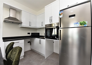 ضمن مجمع يضم كافة الخدمات - شقة مؤثثة من تصميم غرفة وصالة - في مهموتلار / الانيا 