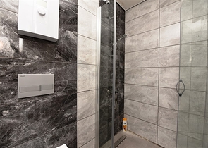 ضمن مجمع يضم كافة الخدمات - شقة مؤثثة من تصميم غرفة وصالة - في مهموتلار / الانيا 