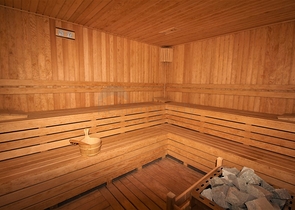 ضمن مجمع يضم كافة الخدمات - شقة مؤثثة من تصميم غرفة وصالة - في مهموتلار / الانيا 