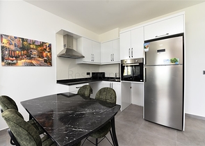 ضمن مجمع يضم كافة الخدمات - شقة مؤثثة من تصميم غرفة وصالة - في مهموتلار / الانيا 