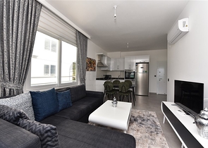 ضمن مجمع يضم كافة الخدمات - شقة مؤثثة من تصميم غرفة وصالة - في مهموتلار / الانيا 