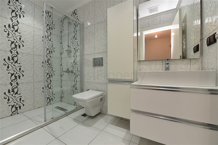 دوبلكس ارضية - تصميم غرفتين وصالة - ضمن مجمع يضم كافة الخدمات في كاستل / الانيا 