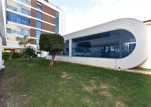 دوبلكس ارضية - تصميم غرفتين وصالة - ضمن مجمع يضم كافة الخدمات في كاستل / الانيا 