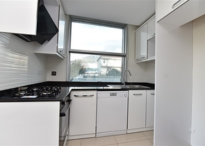 دوبلكس ارضية - تصميم غرفتين وصالة - ضمن مجمع يضم كافة الخدمات في كاستل / الانيا 