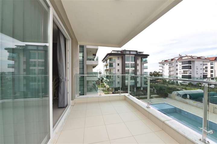 اول صف على البحر- مجمع فاخر - شقة 1+1 - في كاستل / الانيا 