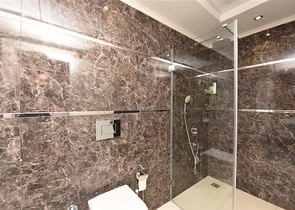 اول صف على البحر- مجمع فاخر - شقة 1+1 - في كاستل / الانيا 