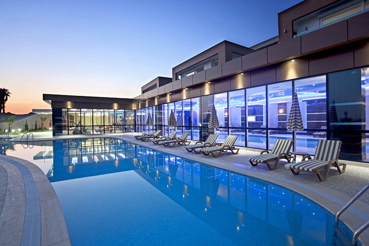 اطلالة بحر - مجمع فاخر - شقة غرفتين وصالة مفروشة - في كارجي جاك / الانيا 