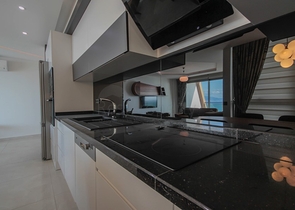 اطلالة بحرية ساحرة - شقة فاخرة ضمن مجمع اول صف على البحر - 2 غرفة وصالة - كارجي جاك / الانيا 