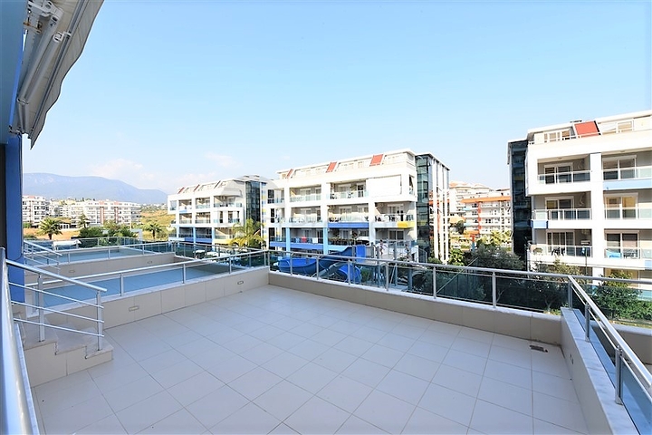 مع تراس واسع - شقة دوبلكس ارضية - ضمن مجمع فخم - في كاستل / الانيا 