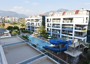 مع تراس واسع - شقة دوبلكس ارضية - ضمن مجمع فخم - في كاستل / الانيا 