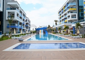 مع تراس واسع - شقة دوبلكس ارضية - ضمن مجمع فخم - في كاستل / الانيا 