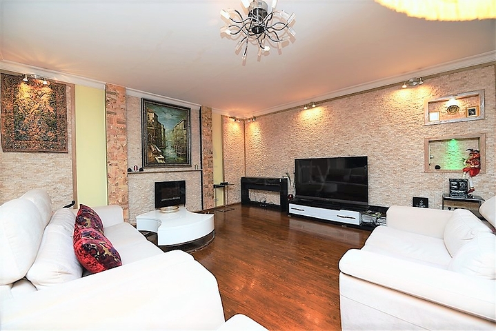 مع حديقة وتراس واسع - شقة 2 غرفة وصالة - ضمن مجمع على النهر مباشرة - في توسمور / الانيا 