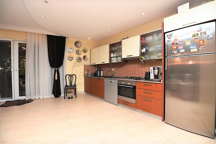 مع حديقة وتراس واسع - شقة 2 غرفة وصالة - ضمن مجمع على النهر مباشرة - في توسمور / الانيا 