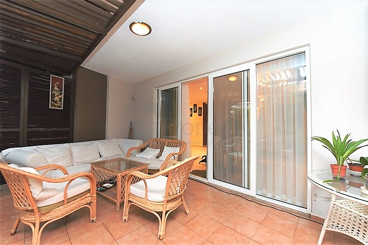 مع حديقة وتراس واسع - شقة 2 غرفة وصالة - ضمن مجمع على النهر مباشرة - في توسمور / الانيا 