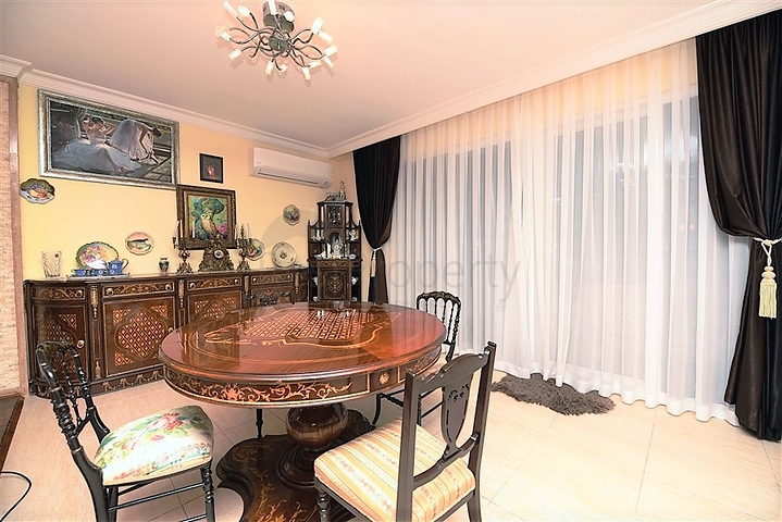 مع حديقة وتراس واسع - شقة 2 غرفة وصالة - ضمن مجمع على النهر مباشرة - في توسمور / الانيا 