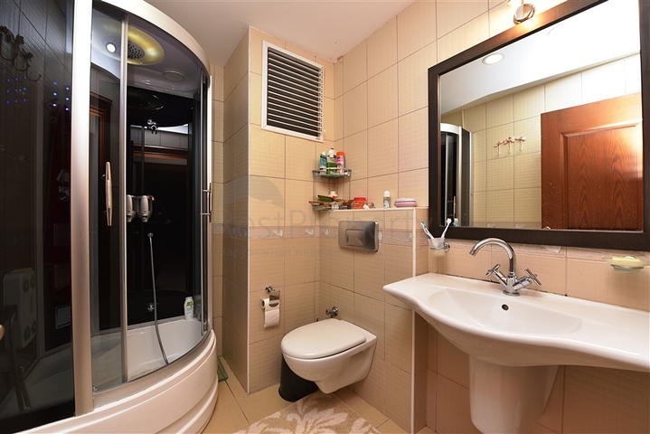 مع حديقة وتراس واسع - شقة 2 غرفة وصالة - ضمن مجمع على النهر مباشرة - في توسمور / الانيا 